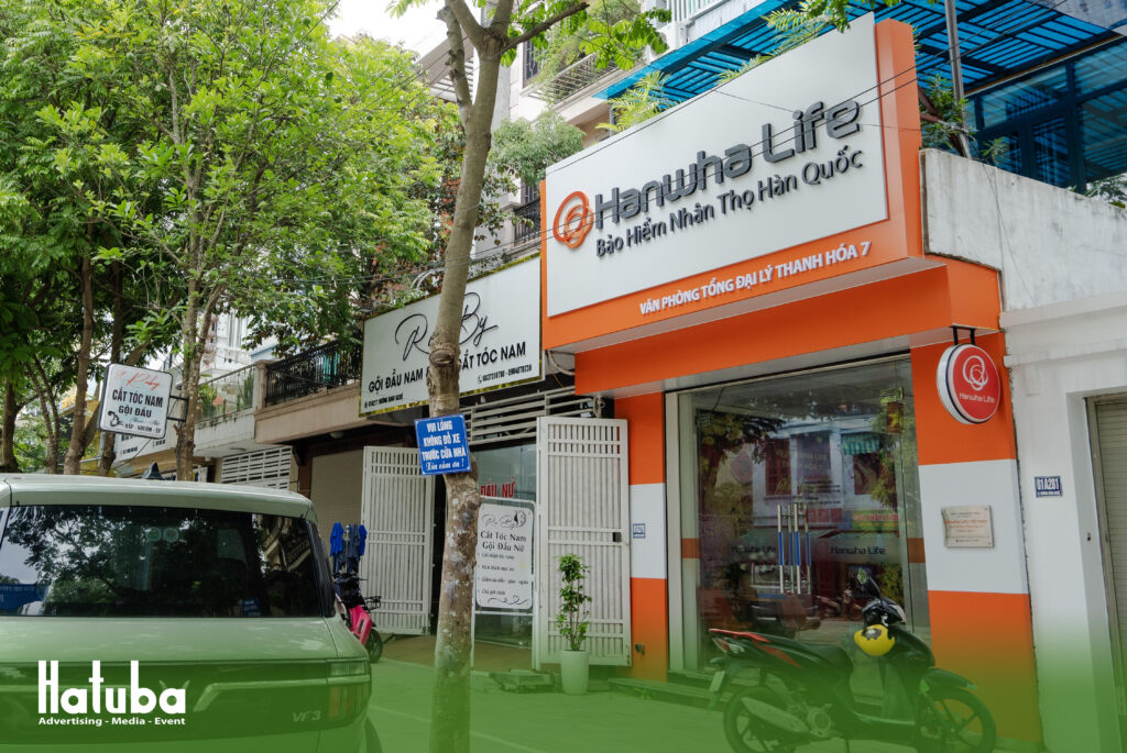 Đội thi công Hatuba lắp đặt biển hiệu mặt tiền Hanwha Life tại Phường Hạc Thành, Thanh Hóa