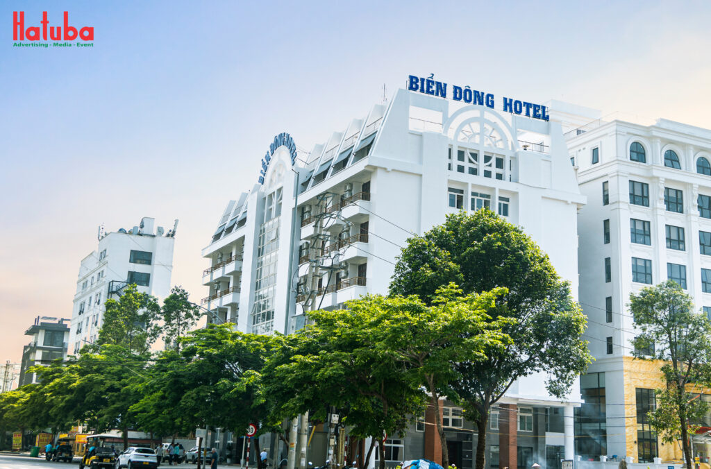 Biển bảng quảng cáo của Hatuba tại Khách sạn Biển Đông với dây chuyền cắt mica và uốn nhôm