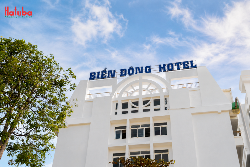 Biển quảng cáo chữ nổi mica LED tại mặt hông Khách sạn Biển Đông, Sầm Sơn
