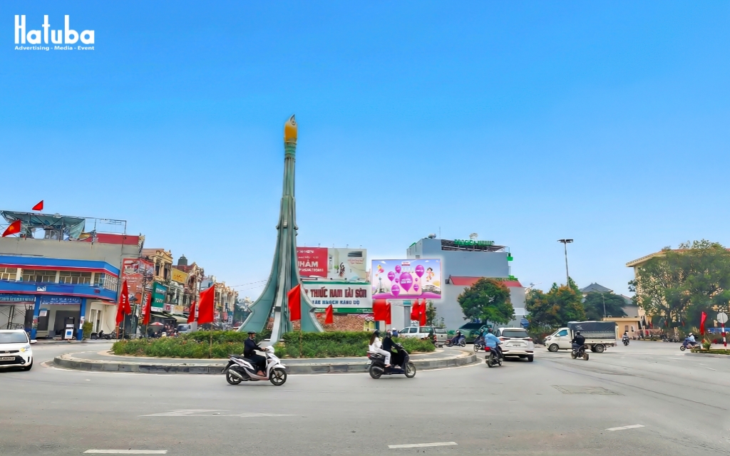 Biển quảng cáo LED ngoài trời tại giao lộ đông người qua lại — kênh truyền thông chủ đạo ra mắt thương hiệu