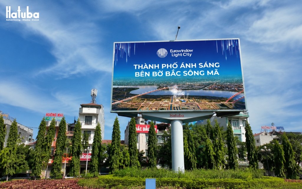 Biển quảng cáo ngoài trời đẹp đặt tại vị trí đắc địa tạo hiệu ứng lặp lại tự nhiên với người di chuyển hàng ngày