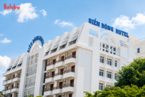 Biển quảng cáo chữ nổi mica ngoài trời ấn tượng tại mặt tiền Khách sạn Biển Đông, Sầm Sơn