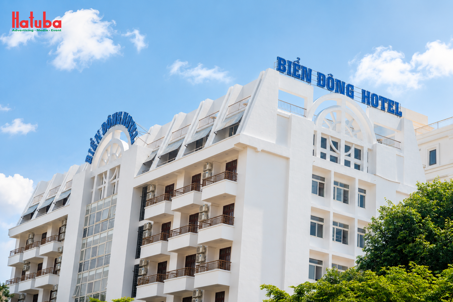 Biển quảng cáo chữ nổi mica ngoài trời ấn tượng tại mặt tiền Khách sạn Biển Đông, Sầm Sơn