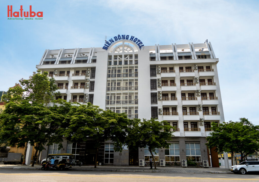 Toàn cảnh Khách sạn Biển Đông tọa lạc gần bờ biển Sầm Sơn, Thanh Hóa mùa du lịch hè