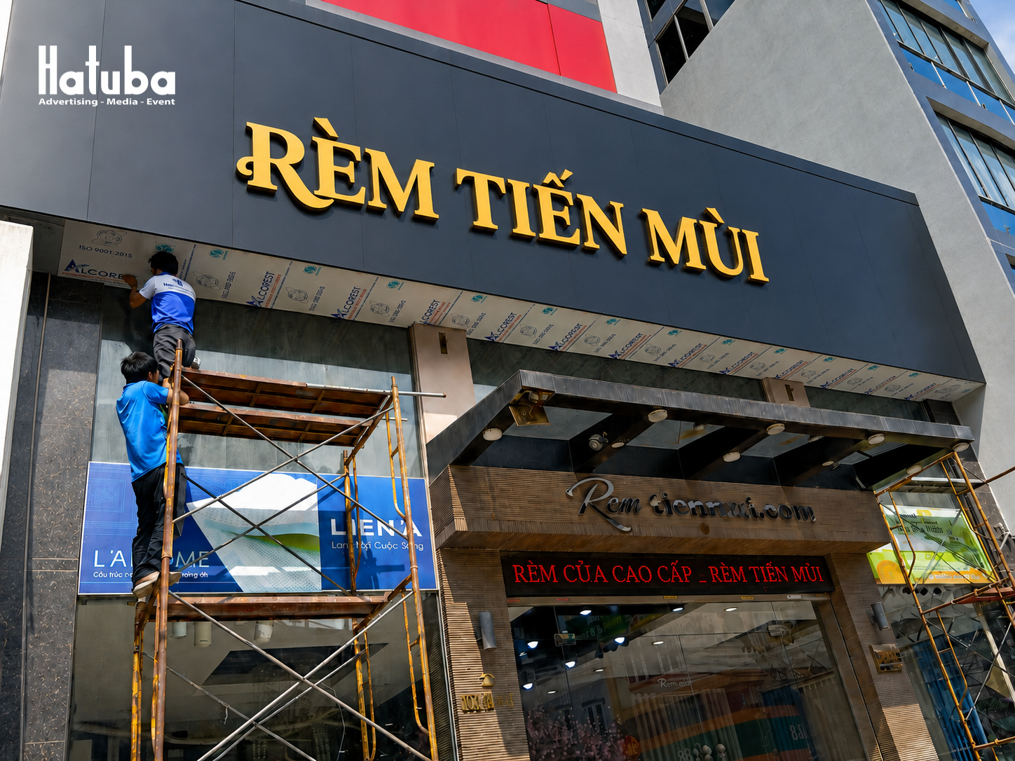 Biển bảng quảng cáo đẹp của Rèm Tiến Mùi hoàn thiện ban ngày — khung alu composite, chữ nổi inox sơn tĩnh điện