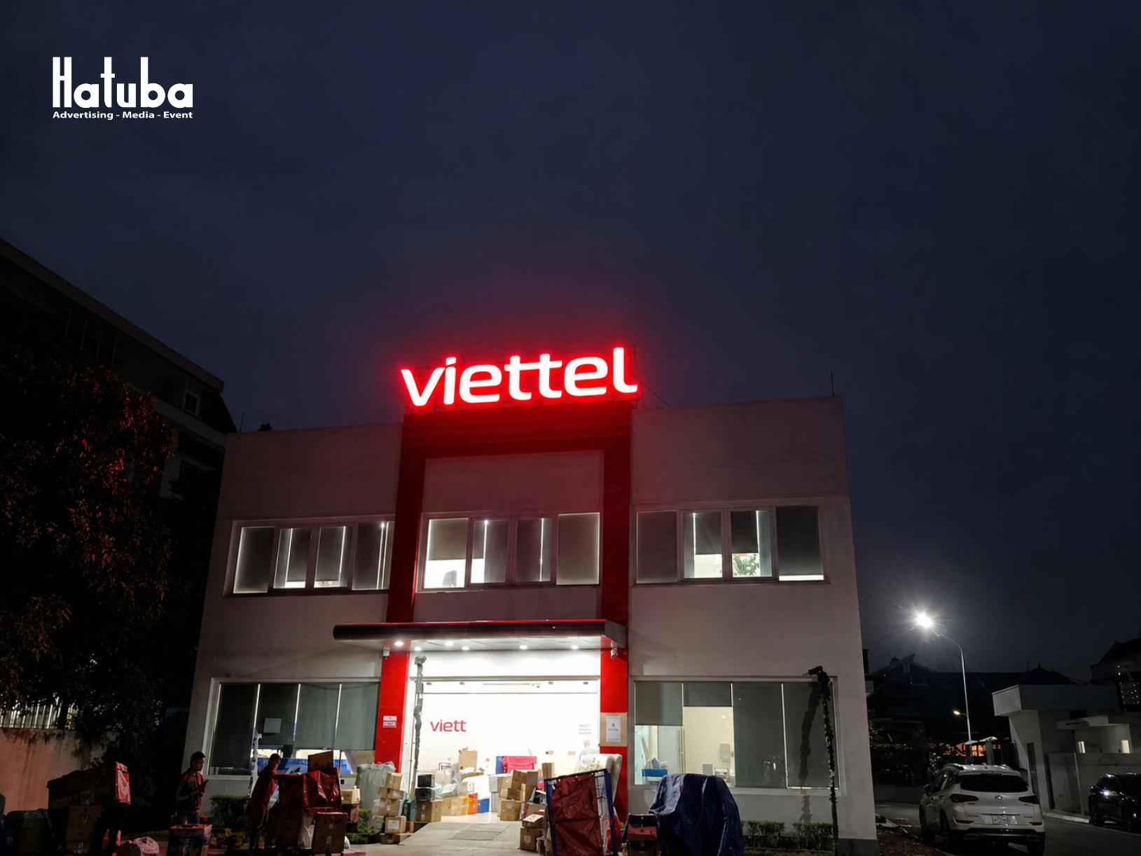 Biển hiệu quảng cáo công ty Viettel dạng hộp đèn ngoài trời chuẩn brand guideline mới