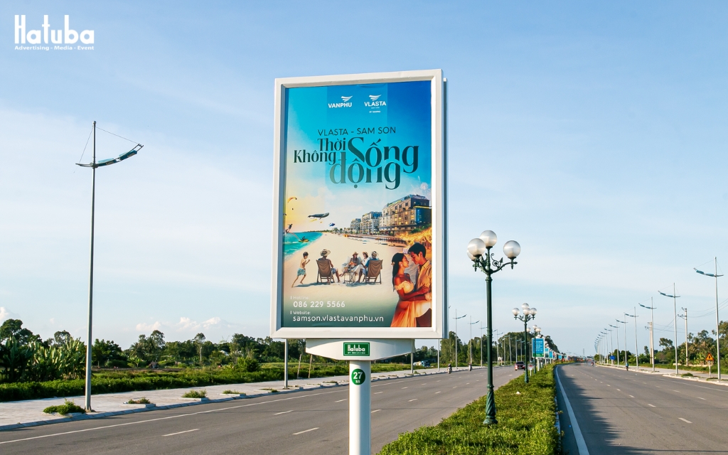 Biển hộp đèn LED Vlasta Sầm Sơn chiếu sáng ban đêm trên đại lộ ven biển Thanh Hóa