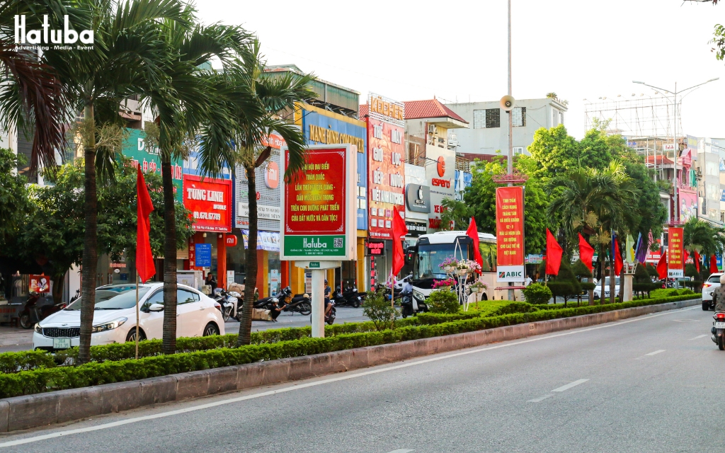 Biển hộp đèn tuyên truyền chào mừng Bầu Cử Đại Biểu Quốc Hội Khóa XVI sáng rõ trên tuyến phố