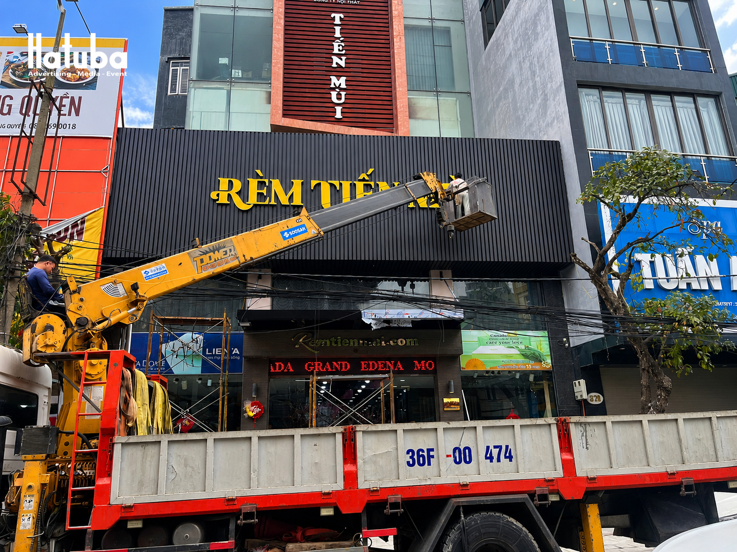 Đội kỹ thuật Hatuba lắp dựng biển bảng quảng cáo chữ nổi cho Rèm Tiến Mùi