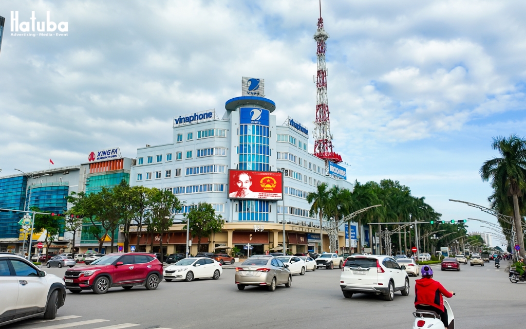 Biển quảng cáo màn LED ngoài trời ngã tư Lê Lợi phát nội dung tuyên truyền Bầu cử Đại hội Đảng bộ Thanh Hóa
