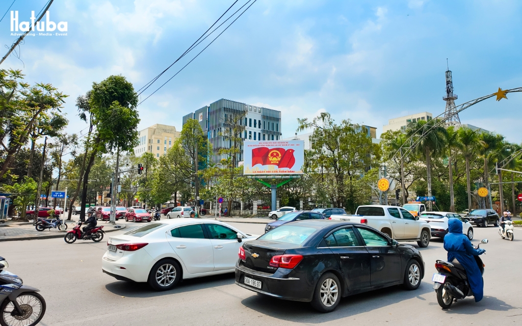 Pano quảng cáo ngoài trời khổ lớn tuyên truyền chào mừng Bầu Của Đại Biểu Quốc Hội của tỉnh Thanh Hóa tại phường Hạc Thành, tỉnh Thanh Hóa