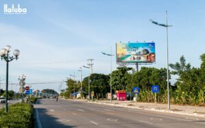 Pano quảng cáo khổ lớn Vlasta lắp đặt trên đại lộ ven biển Sầm Sơn, mặt nhìn theo chiều xe lưu thông
