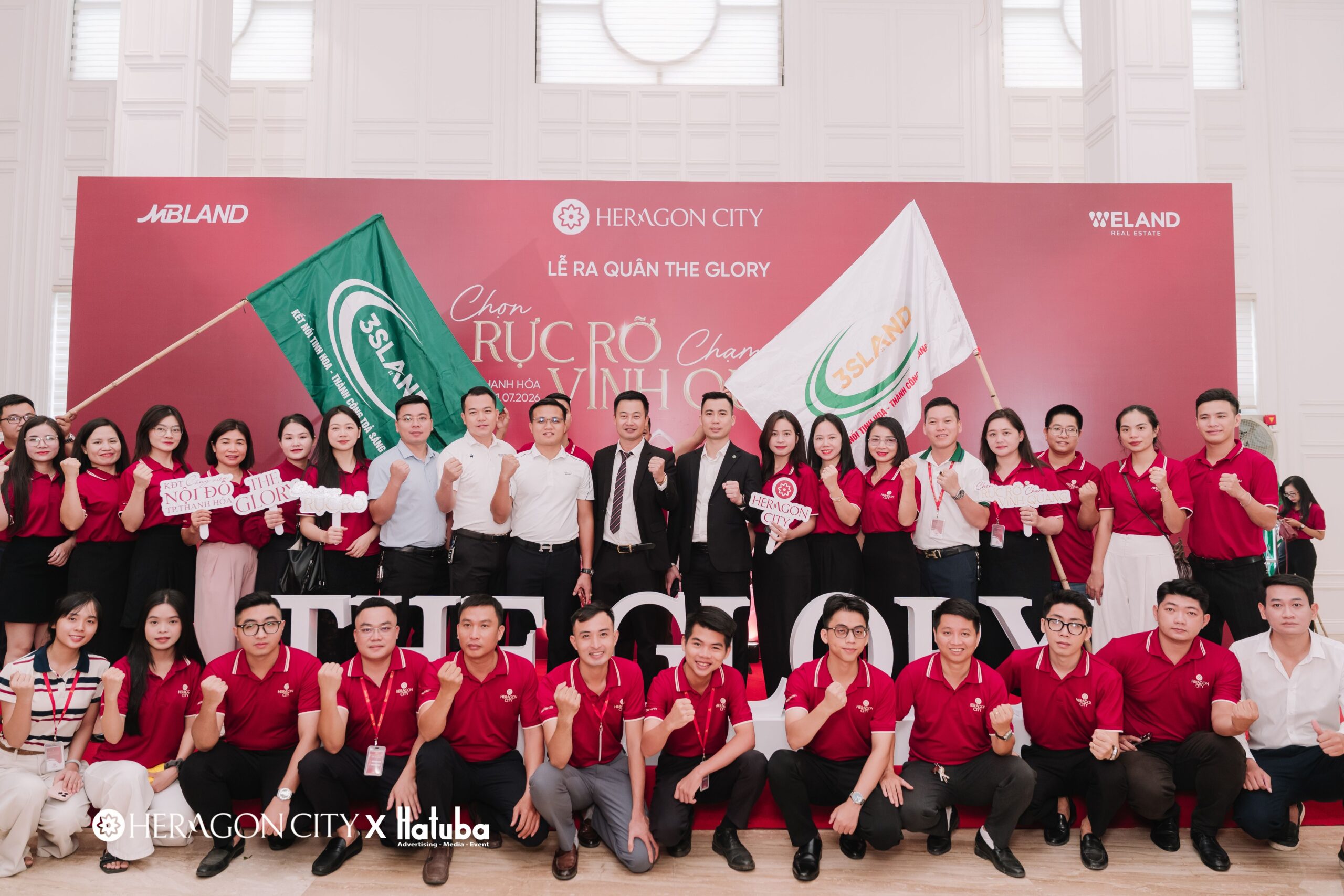 Đội ngũ đại lý phân phối check-in tại Lễ ra quân The Glory