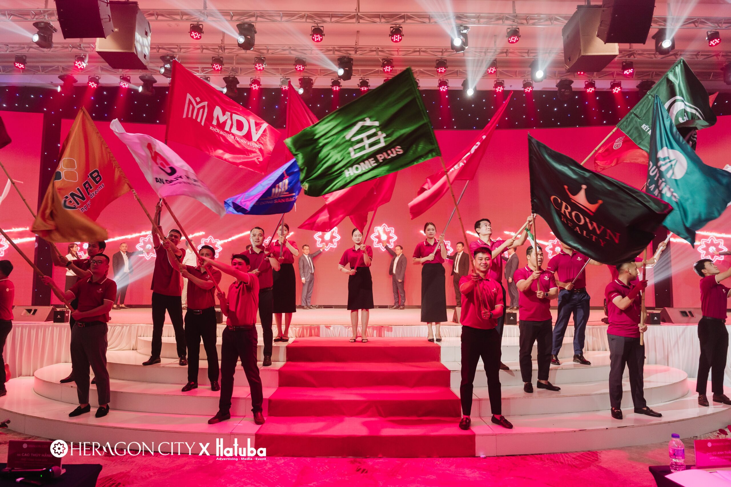 Đội ngũ kinh doanh phất cờ tại sự kiện Kick-off The Glory