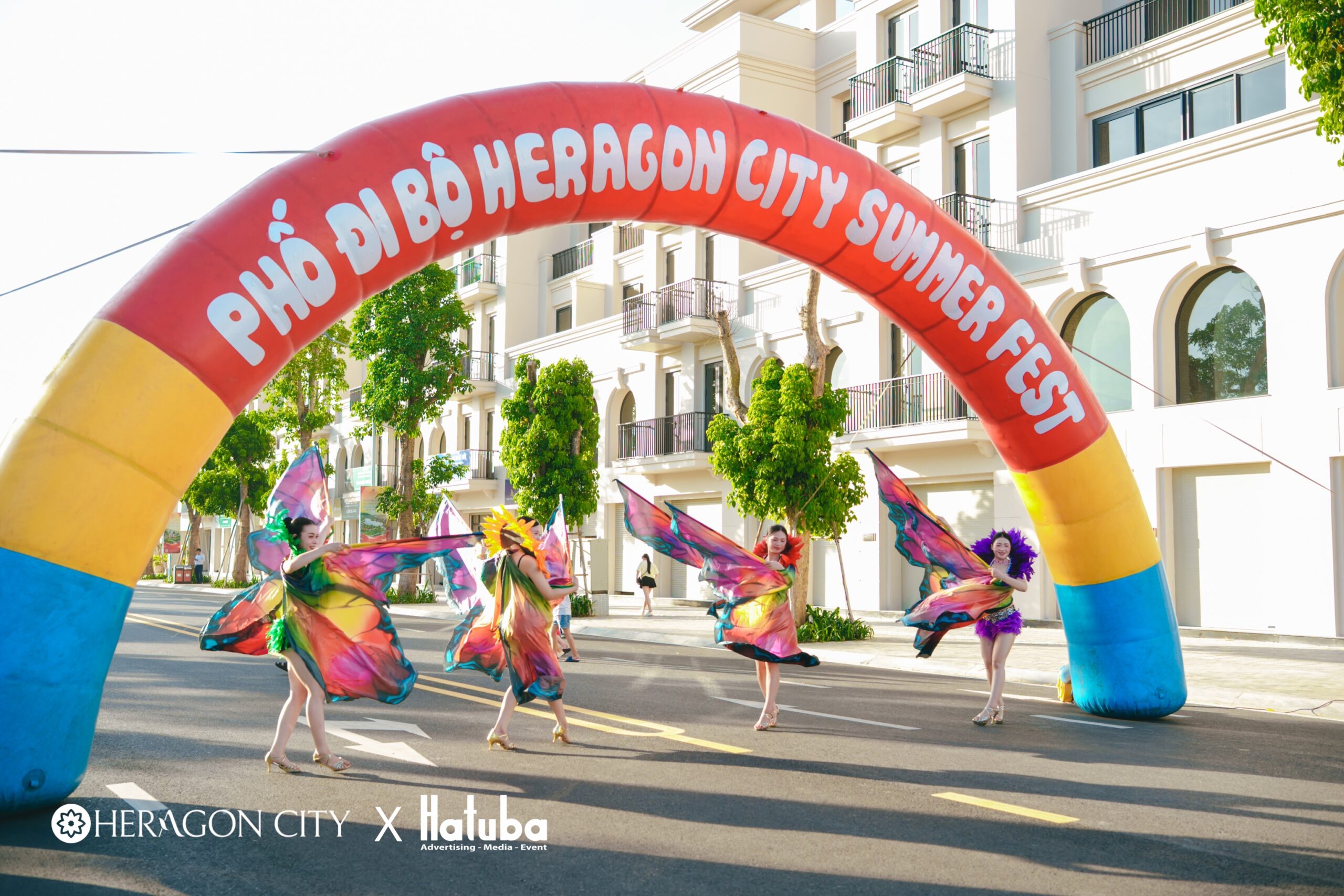 Cổng hơi sự kiện và chương trình biểu diễn tại Phố đi bộ Heragon City    