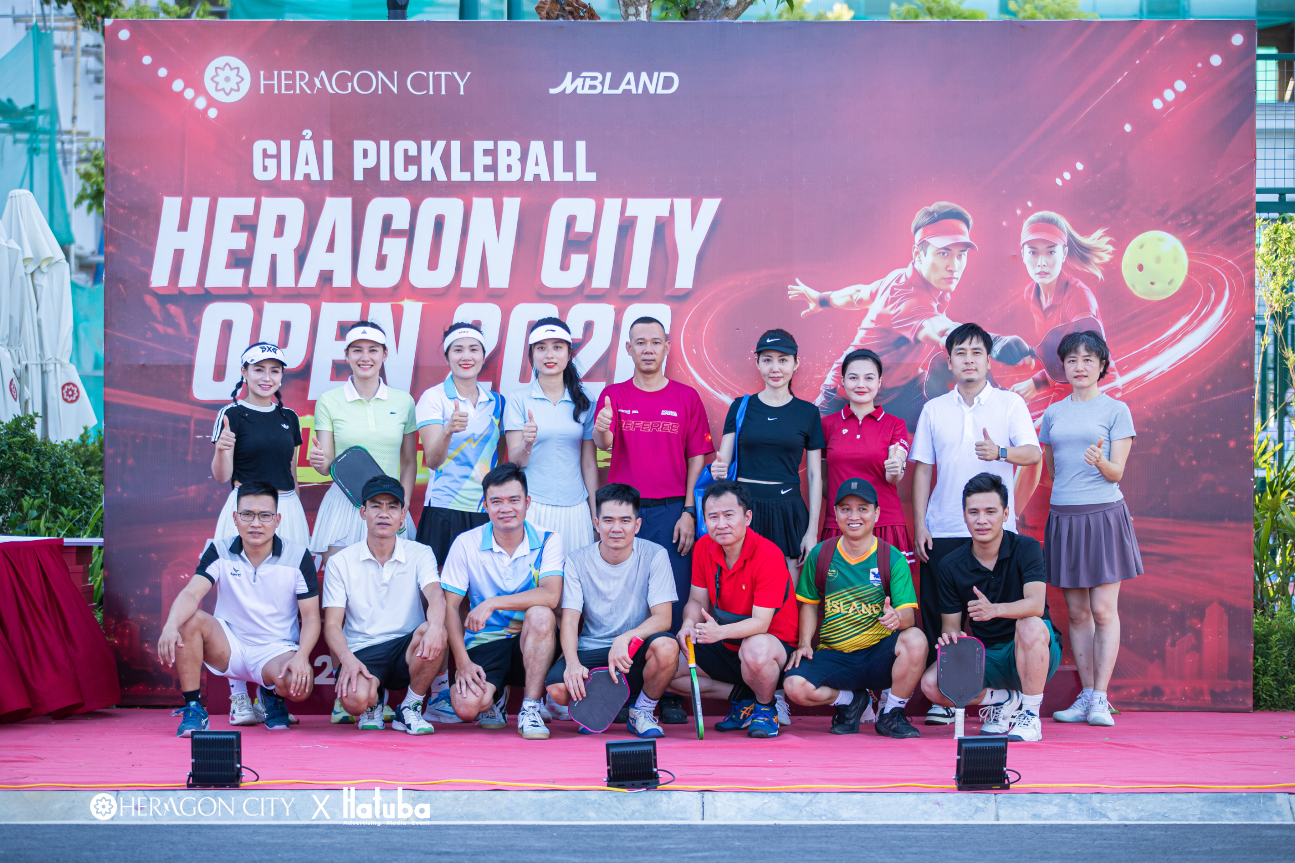 Các đội thi chụp ảnh tham gia giải Pickleball Heragon City Open 2026 tại Thanh Hóa