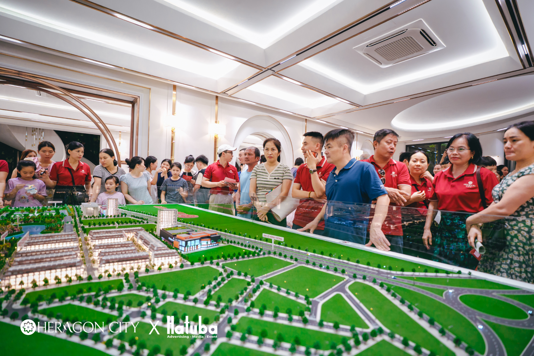 Khách hàng tìm hiểu quy hoạch và kết nối giao thông của Heragon City  
