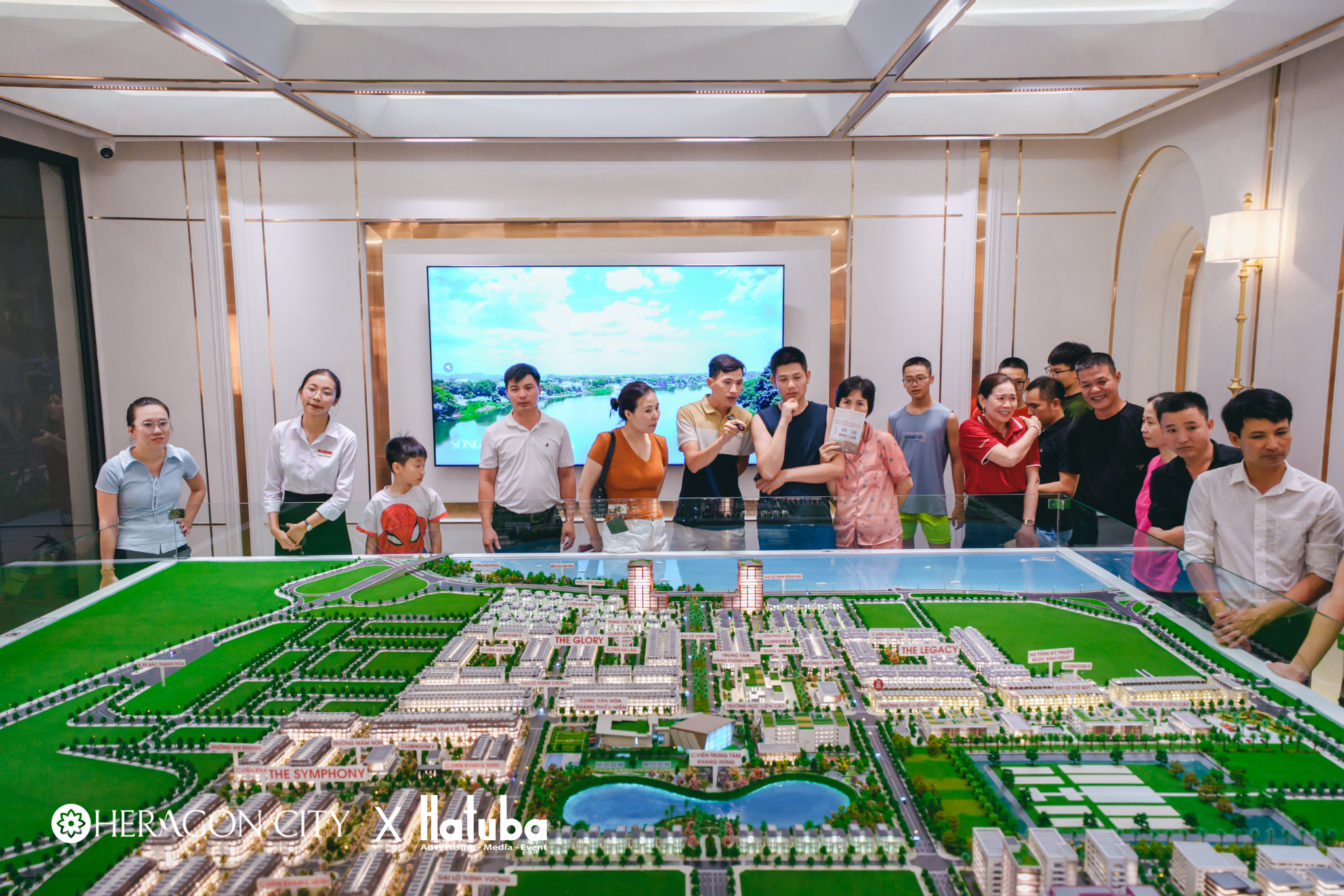 Khách hàng tham quan sa bàn Khu đô thị Heragon City Thanh Hóa