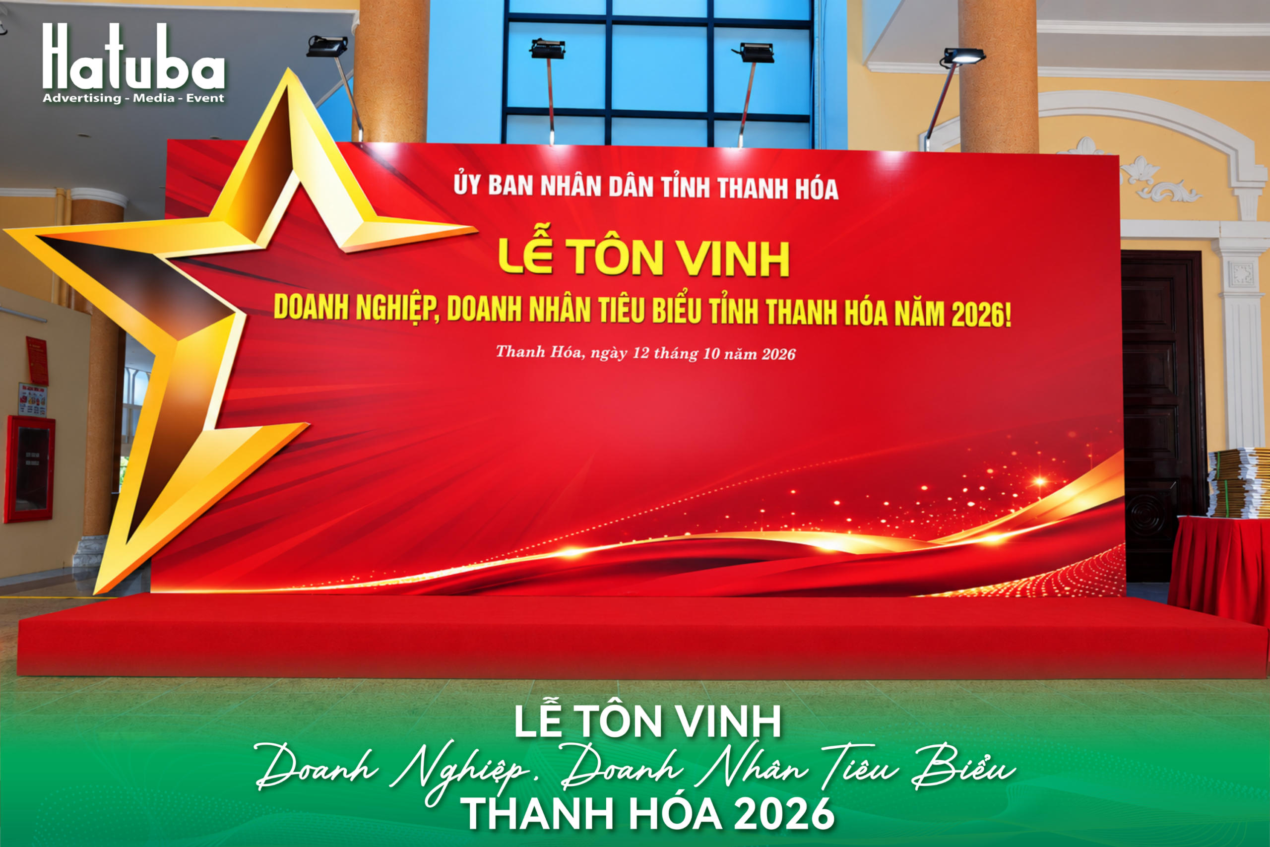 Backdrop chính Lễ tôn vinh doanh nghiệp, doanh nhân tiêu biểu Thanh Hóa 2026 do HATUBA thực hiện với thiết kế đỏ vàng