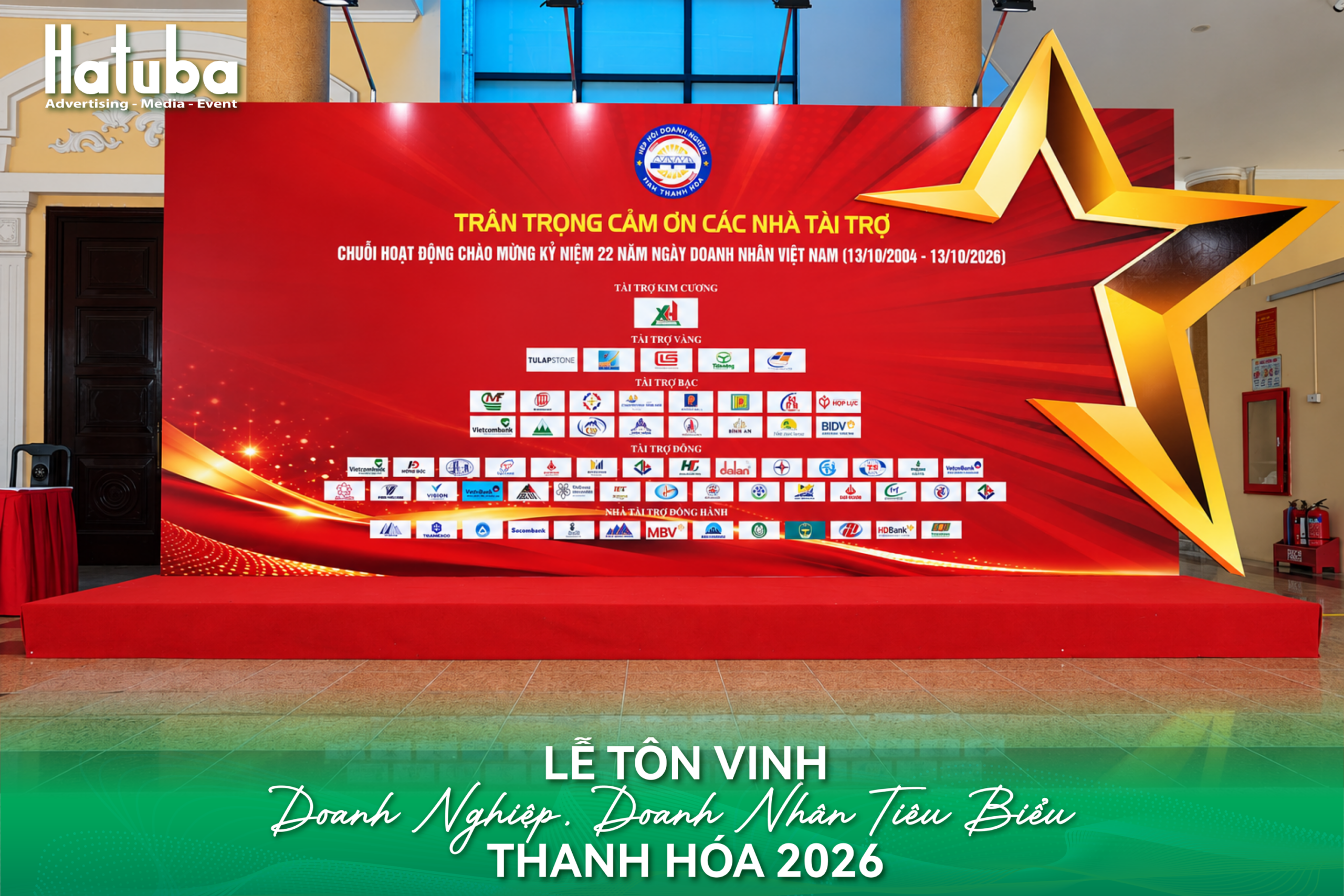 Backdrop tri ân các nhà tài trợ tại Lễ tôn vinh doanh nghiệp, doanh nhân tiêu biểu Thanh Hóa 2026 với hệ thống logo doanh nghiệp