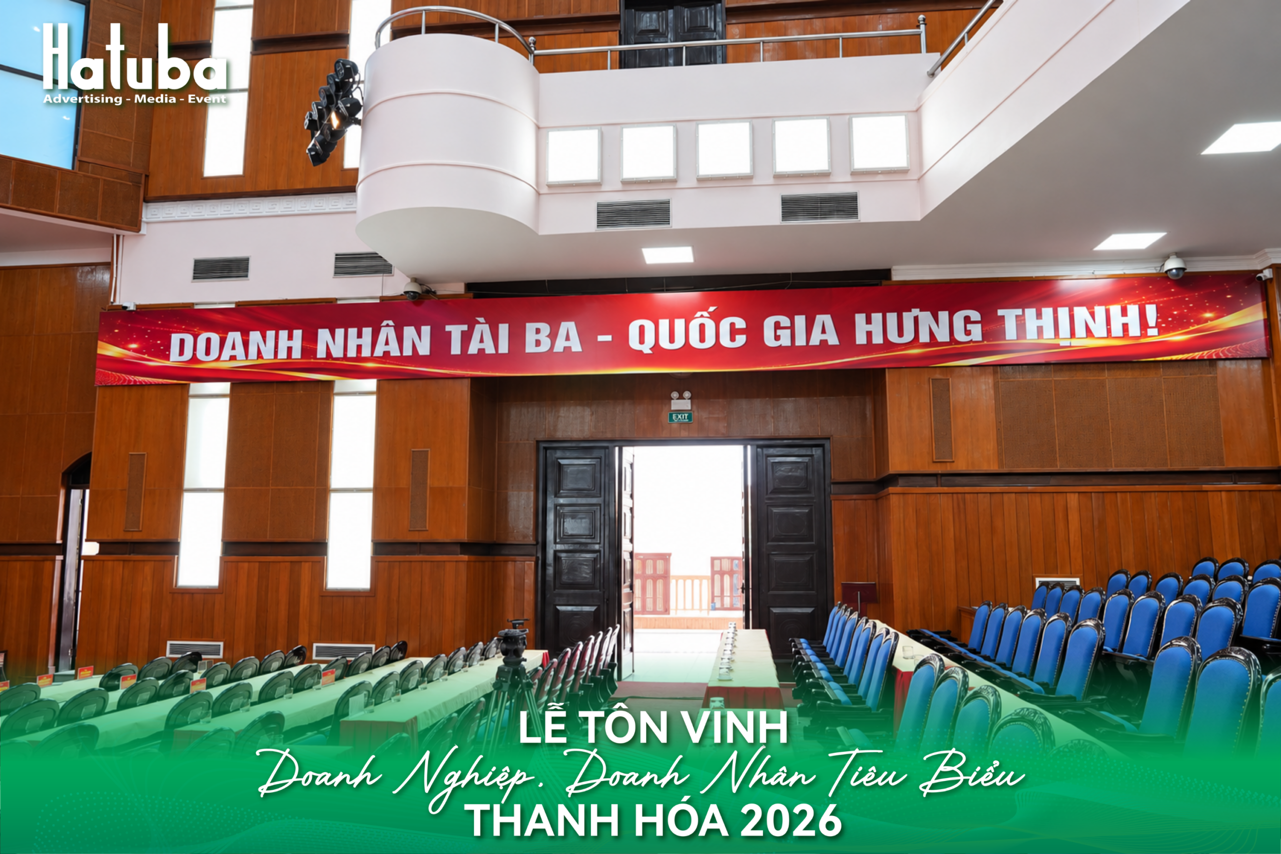 Băng rôn khẩu hiệu Doanh nhân tài ba – Quốc gia hưng thịnh được treo trong hội trường Lễ tôn vinh doanh nhân Thanh Hóa 2026 