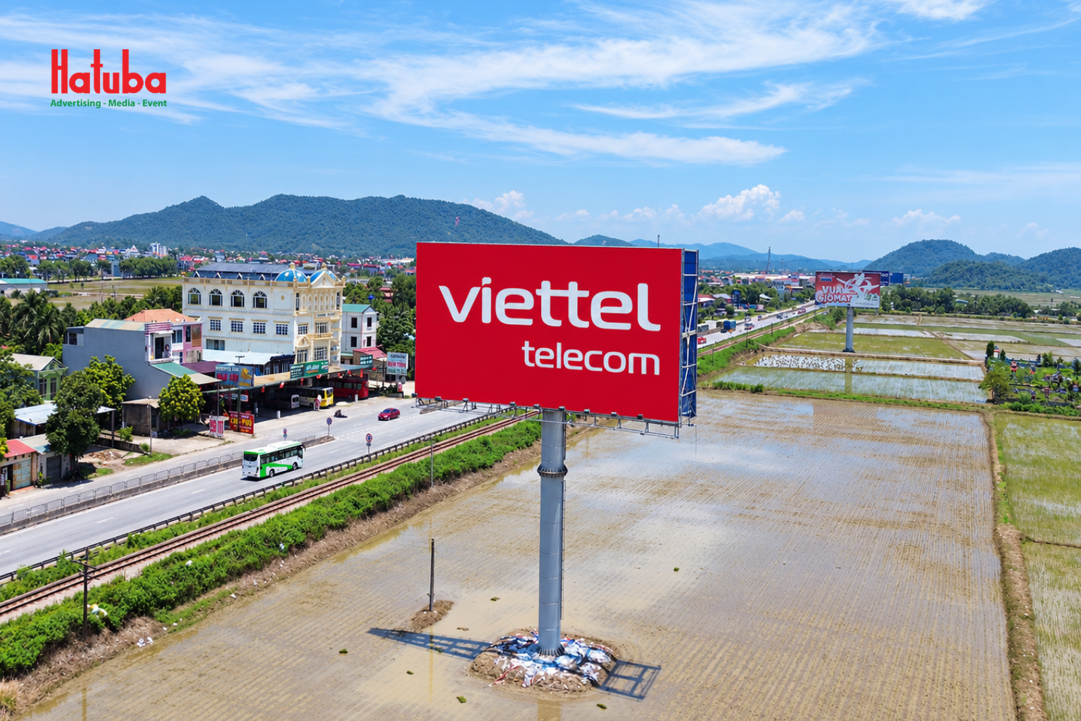Chi phí in ấn và sản xuất vật liệu quảng cáo ngoài trời phụ thuộc vào diện tích, chất liệu, công nghệ in và số lượng sản phẩm
