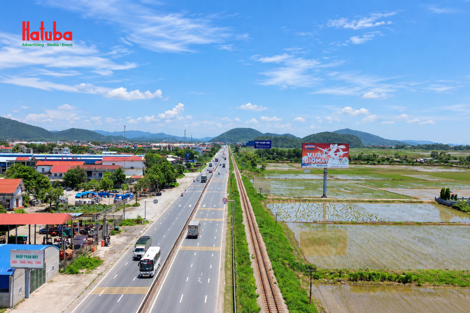 Chi phí thi công và lắp đặt quảng cáo ngoài trời bao gồm vận chuyển, nhân công, thiết bị và nghiệm thu kỹ thuật