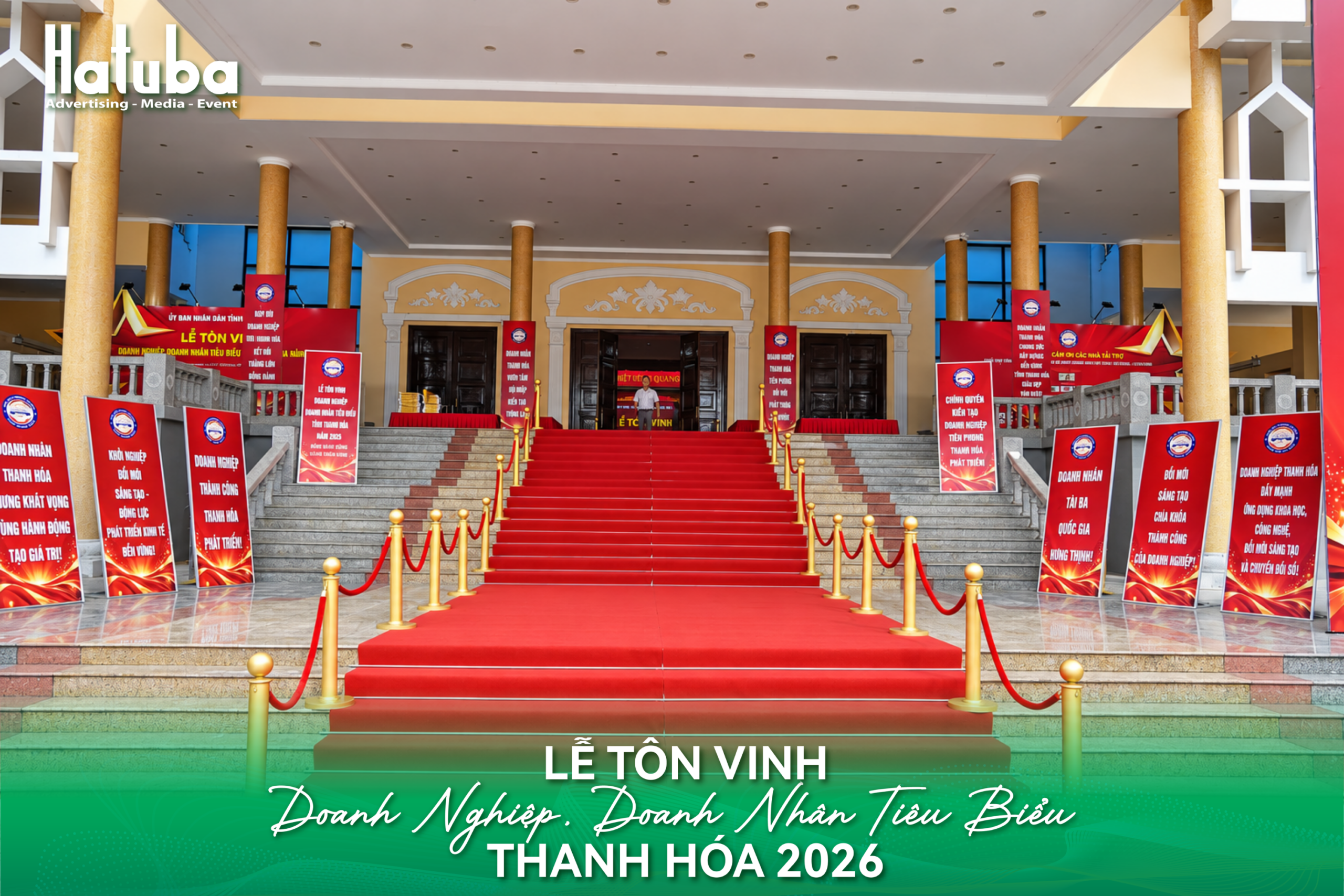 Khu vực đón tiếp đại biểu với thảm đỏ, hệ thống phướn và biển trang trí tại Lễ tôn vinh doanh nghiệp Thanh Hóa 2026