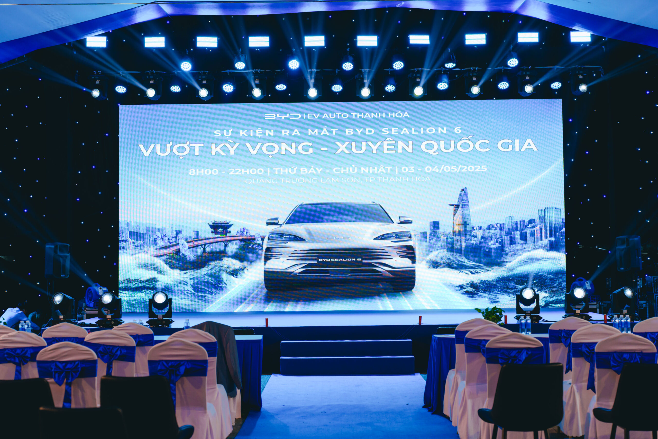 Màn hình LED trình chiếu thông điệp chào mừng, video giới thiệu dự án và hiệu ứng đếm ngược trong lễ khai trương, khánh thành