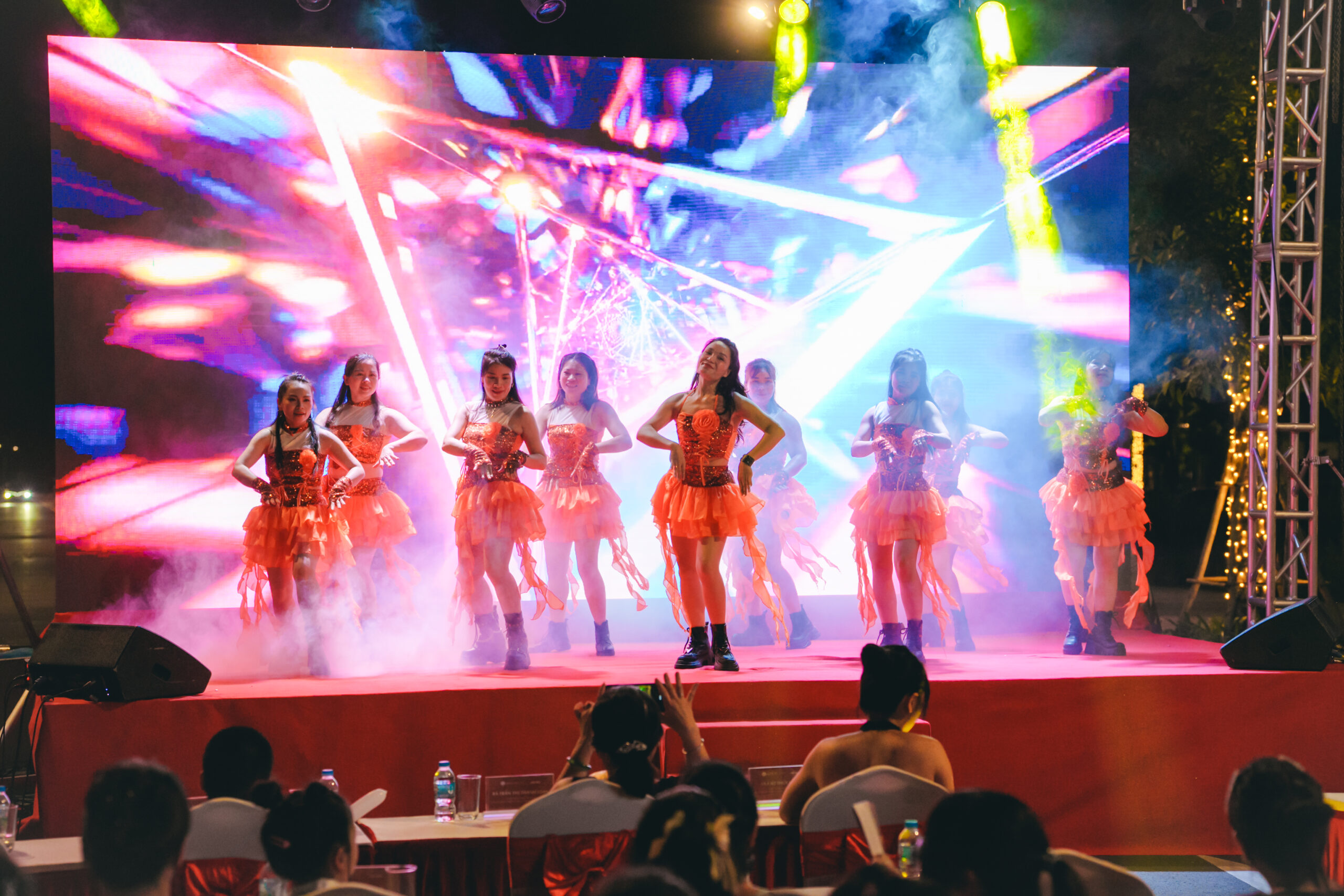 Lựa chọn màn hình LED cho lễ kỷ niệm, gala dinner và chương trình nghệ thuật với hiệu ứng sân khấu đồng bộ