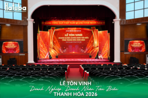 Toàn cảnh sân khấu Lễ tôn vinh doanh nghiệp, doanh nhân tiêu biểu Thanh Hóa năm 2026 tại Trung tâm Hội nghị 25B