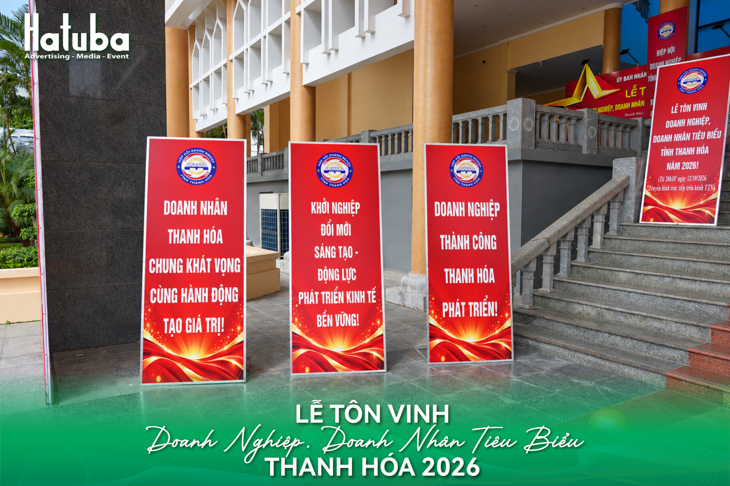 Hệ thống standee màu đỏ tại khu vực đón tiếp Lễ tôn vinh doanh nghiệp, doanh nhân tiêu biểu Thanh Hóa năm 2026