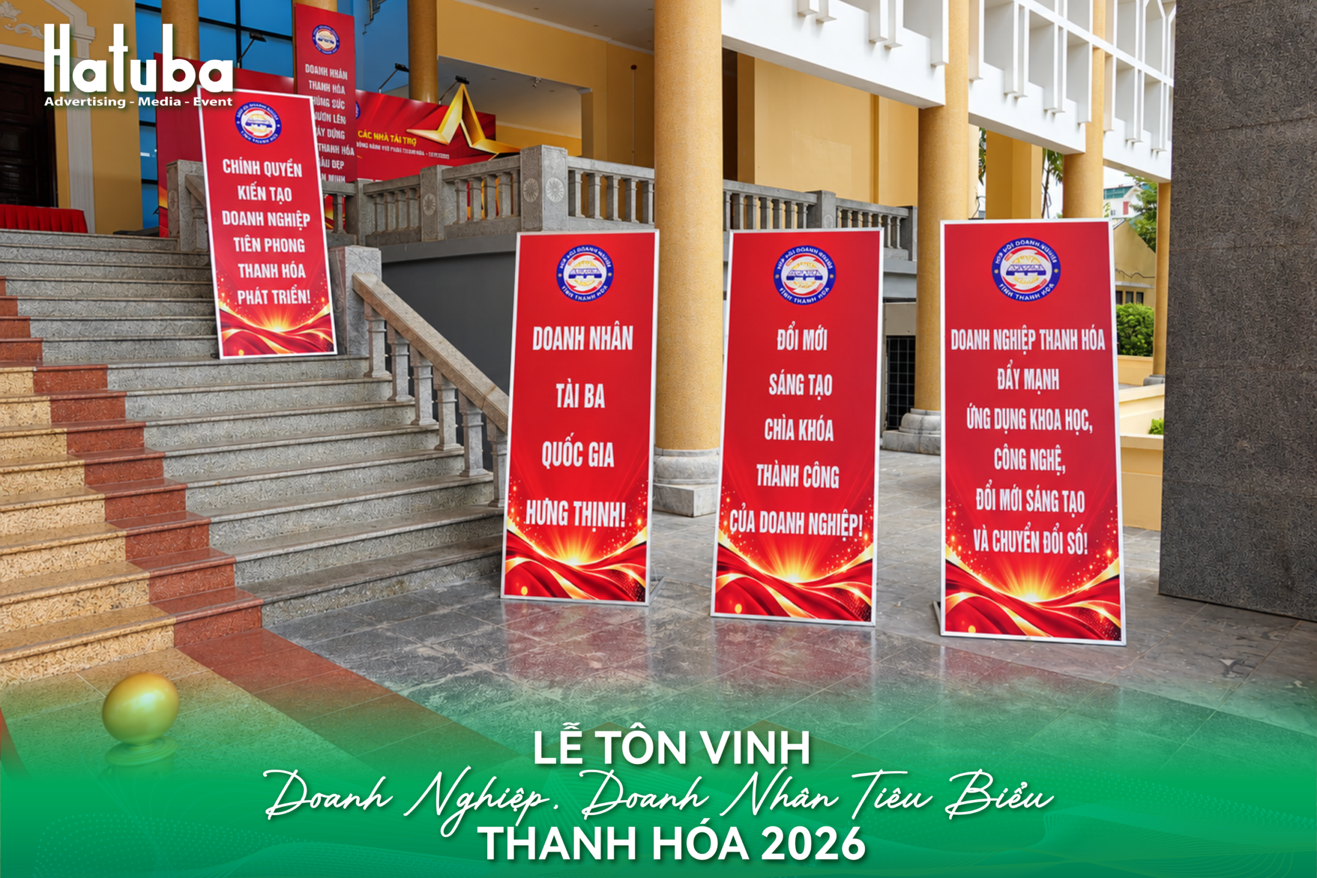 Các standee truyền thông do HATUBA triển khai dọc lối lên hội trường Lễ tôn vinh doanh nghiệp, doanh nhân Thanh Hóa 2026 