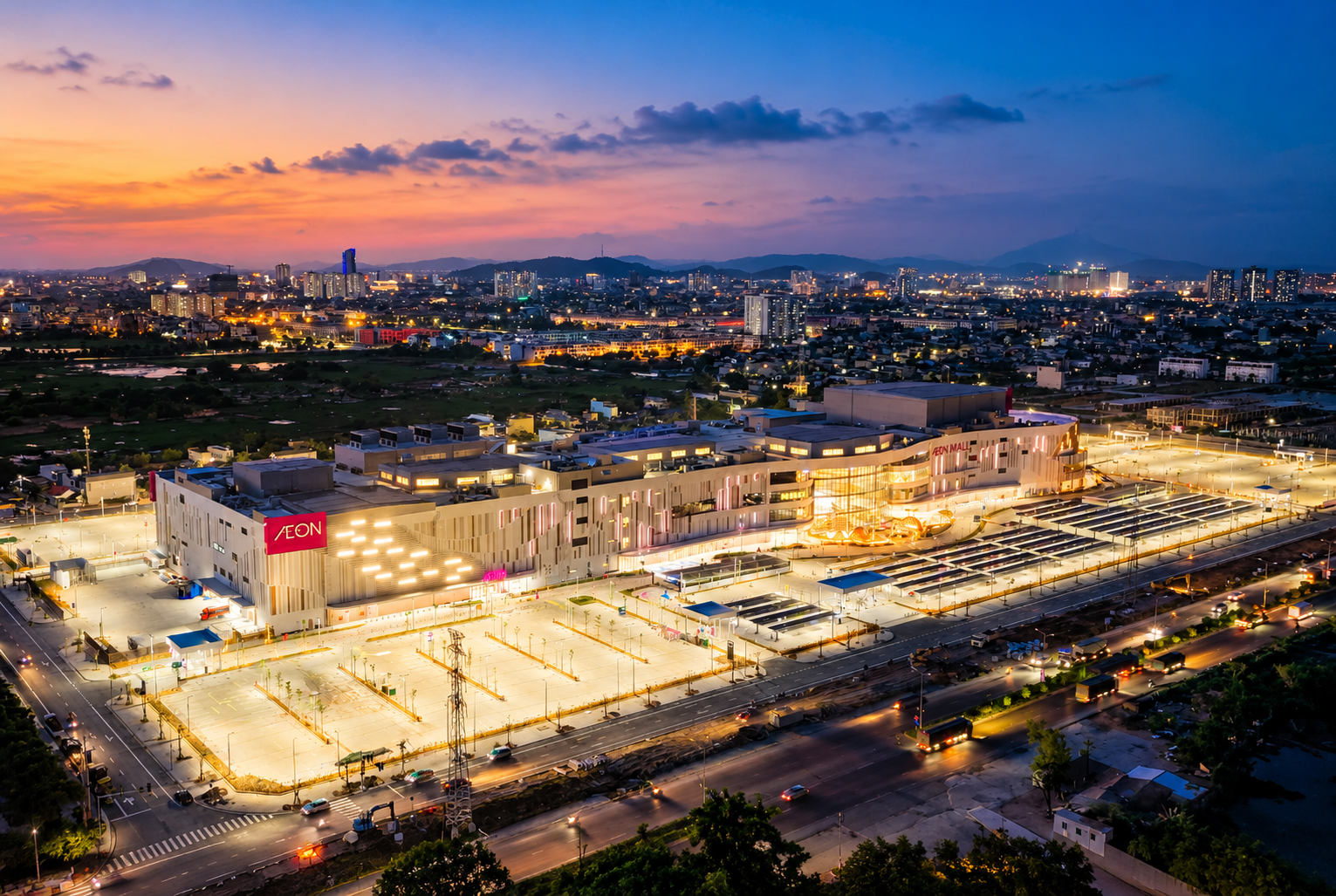 Toàn cảnh trung tâm thương mại AEON MALL Thanh Hóa nhìn từ trên cao với hệ thống chiếu sáng vào buổi tối