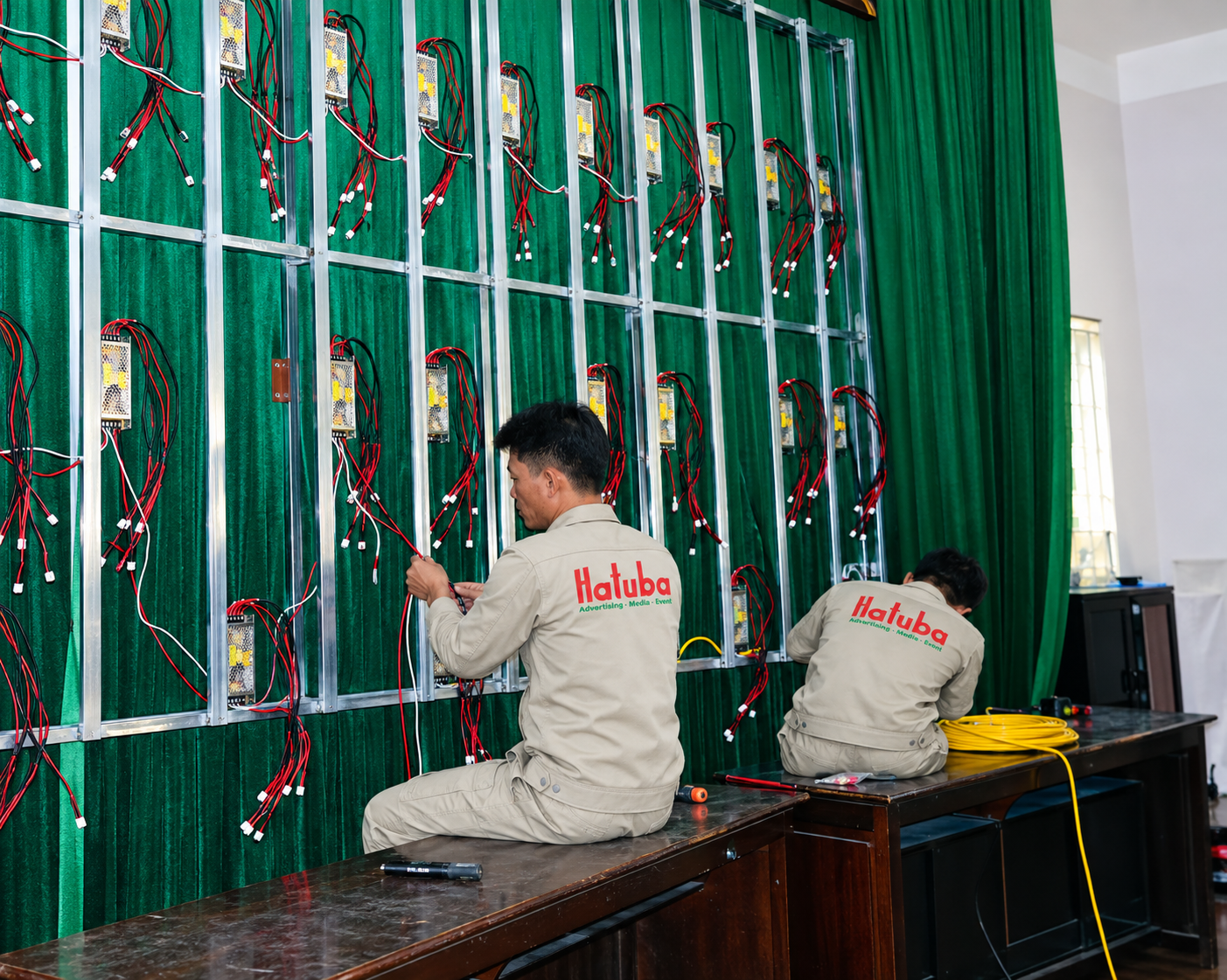Nhân sự kỹ thuật phối hợp lắp đặt, tổng duyệt và điều khiển nội dung màn hình LED theo kịch bản sự kiện