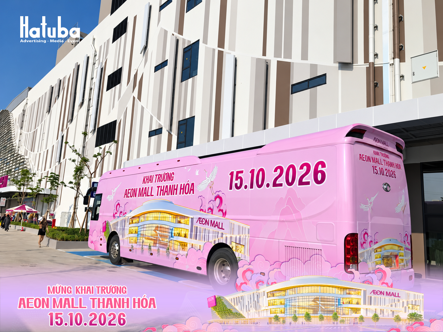 Xe buýt quảng cáo AEON MALL Thanh Hóa màu hồng đỗ bên tòa nhà với thông điệp khai trương ngày 15/10/2026